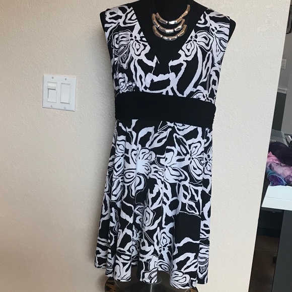 White House🖤Black Market Dress - Picture 2 of 4